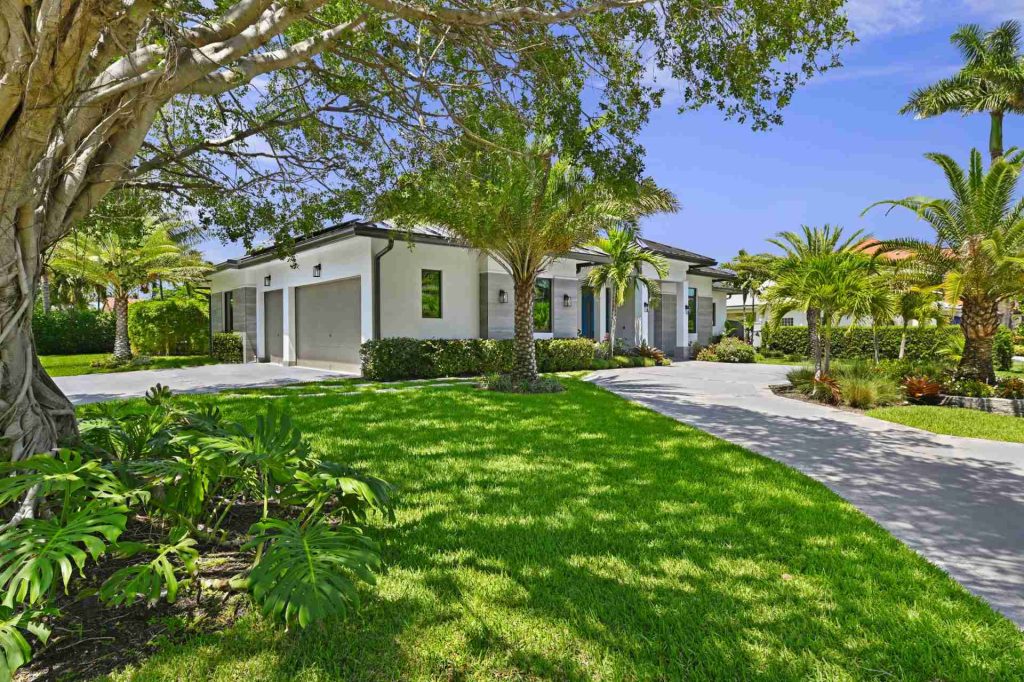 Beautiful Single Story Waterfront Home — 4-bed, 3.5-bath custom waterfront home by Beachfront Builders (photo 14 of 30)