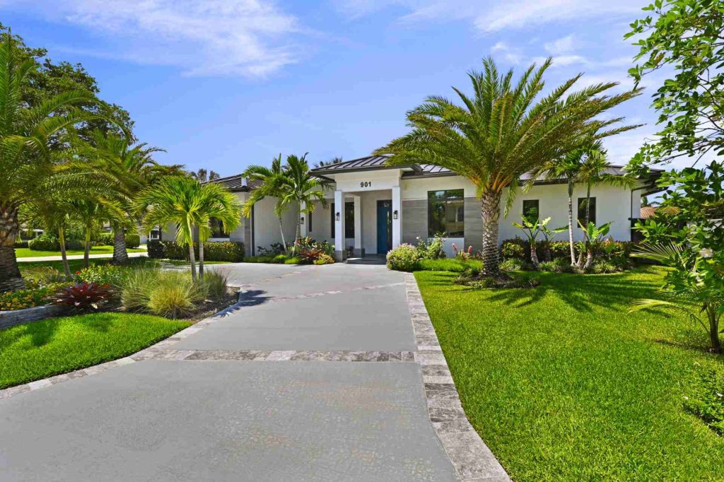 Beautiful Single Story Waterfront Home — 4-bed, 3.5-bath custom waterfront home by Beachfront Builders (photo 12 of 30)
