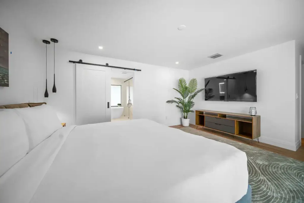 Waterfront Lake Ida Addition / Renovation, Delray Beach — 5-bed, 3-bath luxury waterfront renovation by Beachfront Builders (photo 38 of 40)