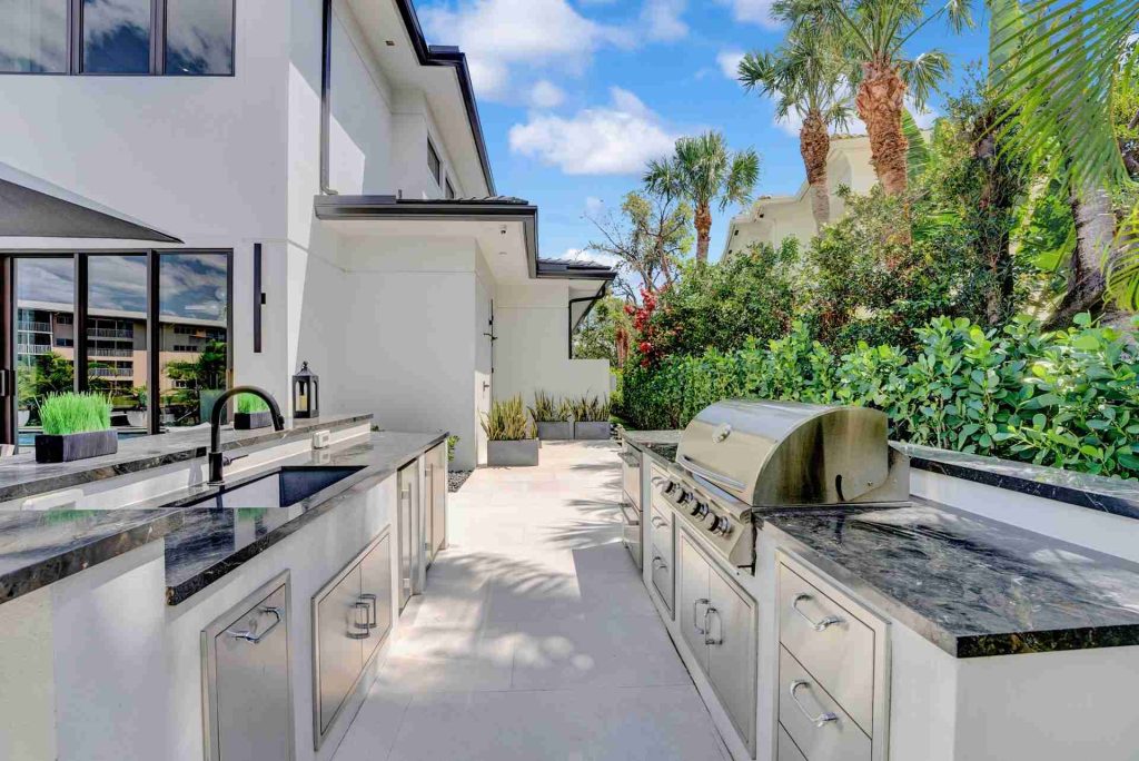 Unveiling the Luxury Waterfront Gem of Boca Raton — 4-bed, 4.5-bath custom waterfront home by Beachfront Builders (photo 6 of 41)
