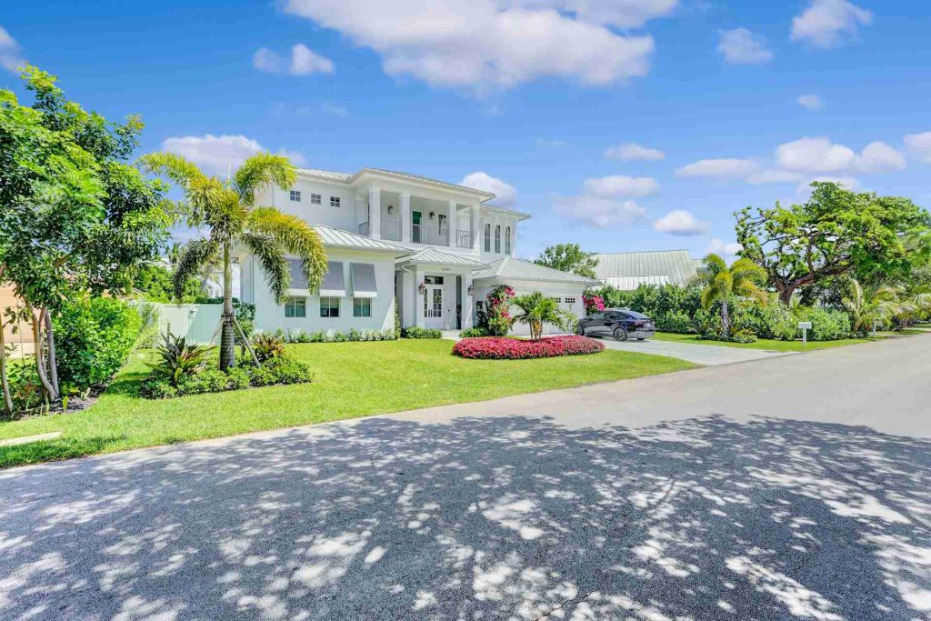 Spanish Tr, Delray Beach — 4-bed, 3.5-bath custom waterfront home by Beachfront Builders (photo 8 of 9)